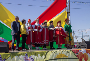           В погожий и солнечный день 21 сентября 2024 года на Привокзальной площади города Бикина прошла ежегодная районная сельскохозяйственная ярмарка «Кладовая солнца». 